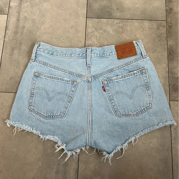 Levi's light wash cut off denim shorts 29 waist - Picture 2 of 5